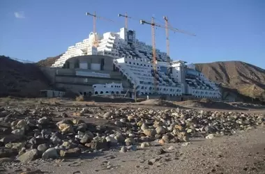 El Enigma del Hotel Algarrobico: Una Lucha Prolongada por la Legalidad Ambiental en Carboneras