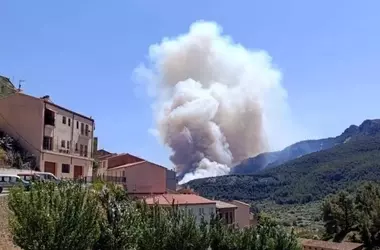 En Paüls, Tarragona, se sigue luchando contra el fuego: miles de vecinos permanecen confinados