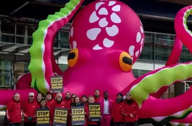 El pulpo gigante de Greenpeace contra la minería submarina ‘se instaló’ en Alemania