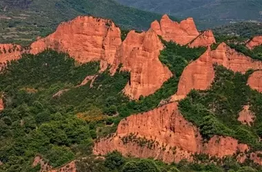 El Devastador Incendio en Las Médulas: Un Patrimonio Mundial en Peligro y la Urgencia de la Prevención