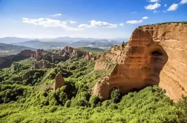 Devastación en la Península Ibérica: Incendios Forestales Azotan Regiones Emblemáticas