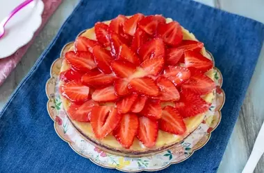 Delizia Primaverile: Torta Fresca con Fragole e Crema al Limone