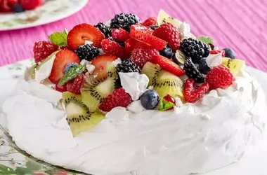 La Dolce Meraviglia della Pavlova: Un Capolavoro di Eleganza e Gusto
