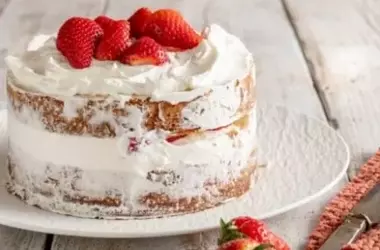 Sponge cake con fragole fresche e panna