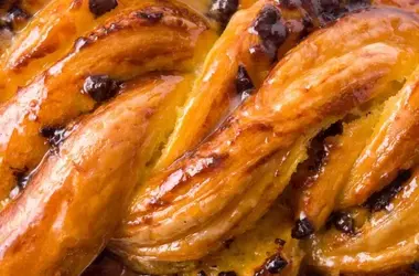 La Treccia Brioche al Cioccolato: Un Dolce che Illumina la Tua Mattinata