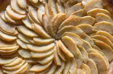 Crostata di Mele e Marmellata: Una Delizia Che Conquista Tutti