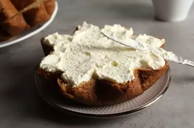 Crema al Mascarpone: L'Accompagnamento Ideale per il Pandoro Natalizio