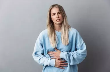 Gastrite: Una Guida Completa ai Sintomi, Cause, Terapie e Strategie Alimentari