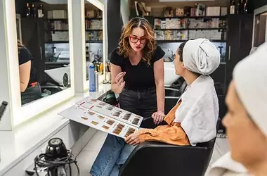 Der Haarschnitt, der Frauen über 50 sofort jünger aussehen lässt