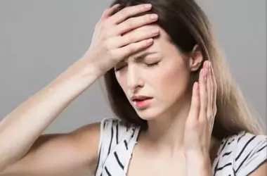 Mal di Testa Ormonale: Quando gli Ormoni Diventano un Peso
