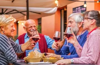 Connessioni Umane: Il Vero Elisir di Lunga Vita, Oltre Farmaci e Diete Estreme