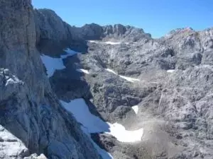 El Glaciar Trasllambrión de León: Un Testigo Silencioso del Cambio Climático que se Desvanece