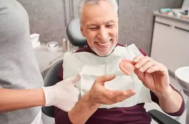 Dentures for Seniors: How to Choose the Right Material for Strength, Aesthetics, and Value