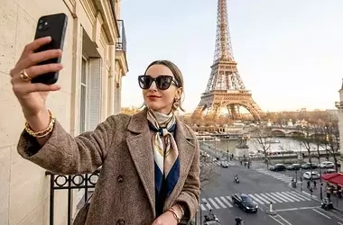 Experiences Versus Possessions: How Conspicuous Consumption Shapes Social Perceptions