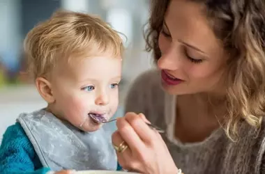 Dejar que los Bebés se Ensucien al Comer: Clave para su Desarrollo