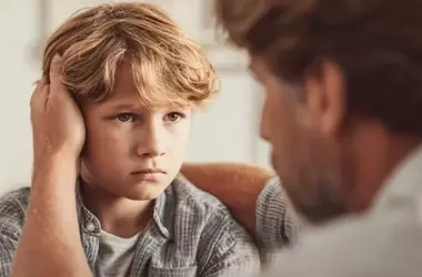 La sutil diferencia entre "disculparse" y "pedir perdón" a nuestros hijos, según expertos en crianza