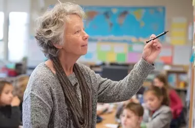 Un conmovedor adiós: estudiantes y colegas rinden homenaje a un profesor en su jubilación