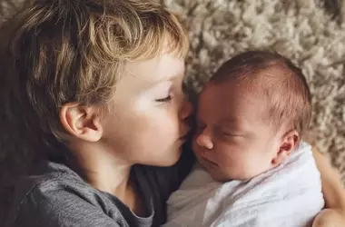 María Pombo y el tierno encuentro de sus hijos mayores con la recién nacida Mariana: un momento lleno de naturalidad