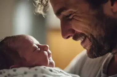 Palabras que Construyen Puentes: Cómo el Lenguaje de los Padres Forja un Refugio Emocional Duradero