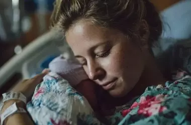 Una Futura Madre Revela su Estrategia de WhatsApp para Anunciar el Nacimiento de su Bebé y Preservar la Intimidad Postparto