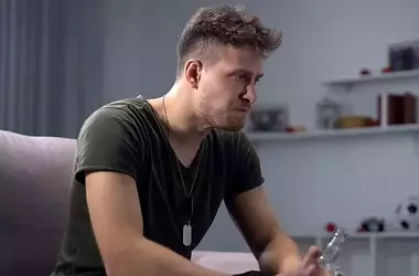 Hyperarousal Symptoms Predict Alcohol Problems in Male Soldiers