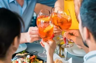 Bere meno alcol: un impatto salvavita contro il cancro