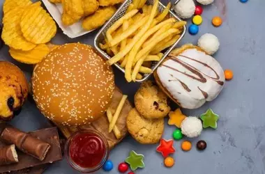 Cibi Ultra-Processati: Un Rischio Nascosto Pari al Fumo di Sigaretta?