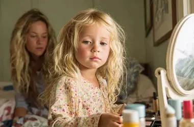 Los Peligros Ocultos del Maquillaje Infantil: Una Alerta Urgente para Padres