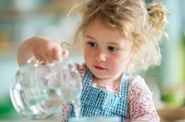 Vasos de Cristal en la Educación Montessori: Fomentando Autonomía y Aprendizaje en Niños Pequeños