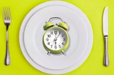 Il Digiuno Intermittente Rimodella la Gestione del Morbo di Crohn