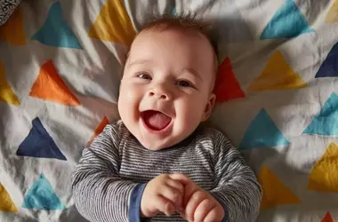 Descifrando el Lenguaje Corporal del Bebé a Través de Sus Manos