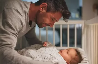 Por qué los bebés a menudo concilian el sueño más fácilmente con papá