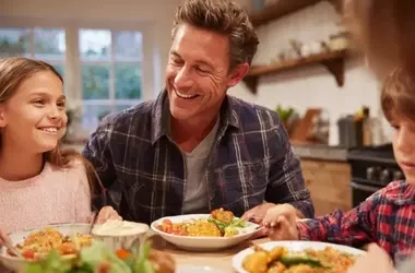 Cómo Guiar a los Adolescentes hacia una Relación Saludable con la Alimentación en un Mundo de Presión Estética