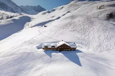 Sette Rifugi Incantevoli in Valle d'Aosta Aperti a Marzo per Escursionisti