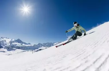 La Thuile: L'Esperienza Sciistica Selvaggia e Invernale ai Piedi del Monte Bianco Fino a Primavera