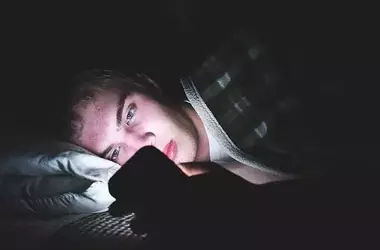 The Dual-Edged Sword: How Smartphone Use and Disengagement Create a Vicious Cycle in College Students