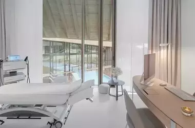 Your Guide to Longevity Clinics: A Realistic Look at the Business of Living Longer