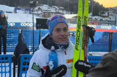 Il Trionfo di Heidi Weng: Una Vittoria inaspettata a Falun tra Sci e Calcio