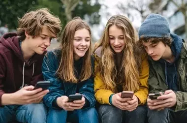 FOMO en adolescentes: el miedo a perderse algo y su impacto en la autoestima