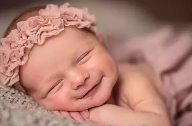 La ciencia detrás de la sonrisa del bebé dormido