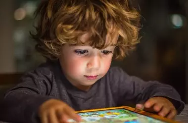 Impacto del Tiempo de Pantalla en el Desarrollo del Lenguaje Infantil: Un Análisis Profundo