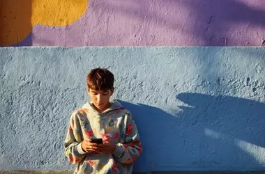 Pantallas y Adolescencia: Guía para Padres en la Era Digital