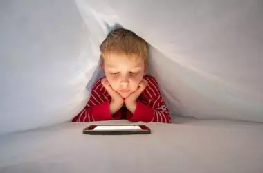 El 'cerebro de palomitas de maíz' en la infancia: impacto de las pantallas en la atención