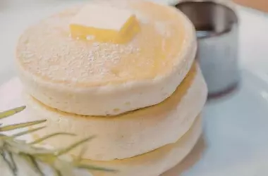 Pancake Giapponesi Soffici e Alti: Un'Esperienza Culinarie Nuovola