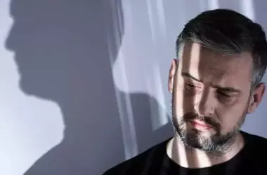 Alzheimer: Segnali Precoci Nascosti Nella Mezza Età