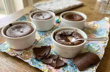 Riciclo Creativo: Da Uova di Pasqua a Deliziosi Tortini dal Cuore Sciolto in Minuti