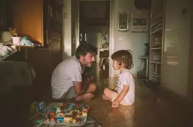 Más allá de la memorización: Fomentando la inteligencia real en la infancia