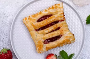 Dolcetti veloci: sfoglie ripiene di confettura, una delizia friabile