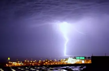 Impactos Climáticos en España: Tormentas en Canarias y Variaciones Térmicas