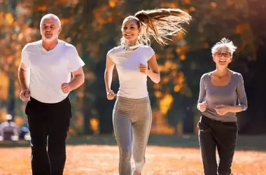 Invecchiamento: La Scienza Svela il Punto di Svolta Biologico a 50 Anni